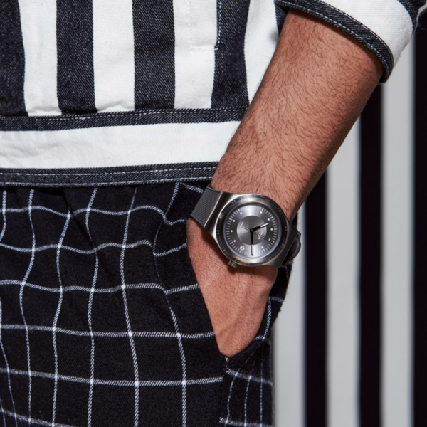 ANTYMAGNETYCZNY WŁOS BALANSU NIVACHRON™ W ZEGARKACH SWATCH SISTEM